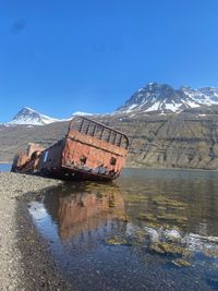 IJsland - Verroest schip in Fjord